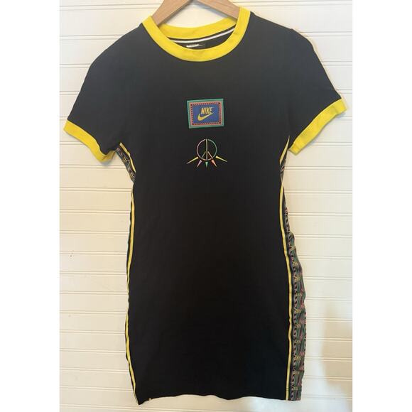 Nike Tight Fit Bodycon Short Sleeve Dress Size M NWOT - Picture 1 of 8